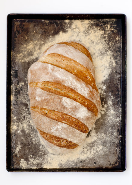 烤盘上新鲜出炉的自制面包图片下载