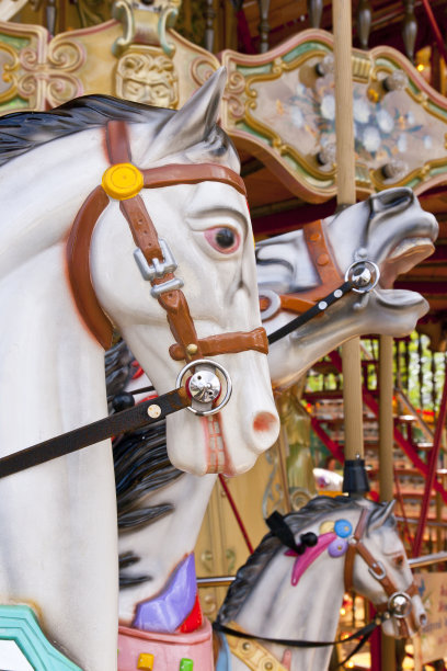 两个白色旋转木马紧挨着的特写图片下载