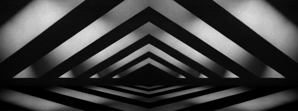 窗户透光的复式或阁楼的黑白照片图片下载