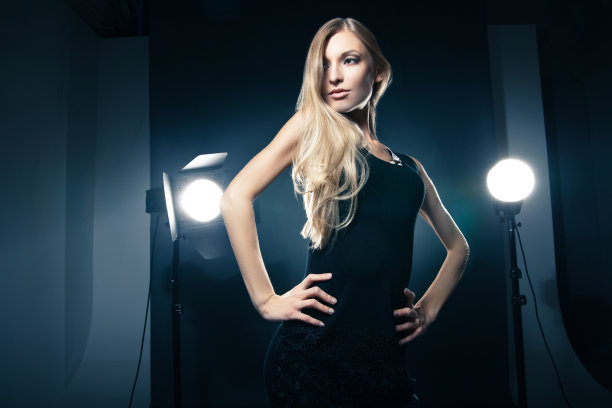 在闪光灯中摆姿势的漂亮女人图片下载