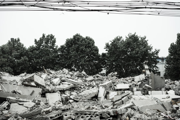 城市环境中的建筑物拆除。在废墟。图片下载