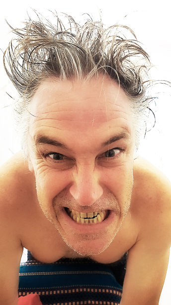 头发不好的愤怒男人图片下载