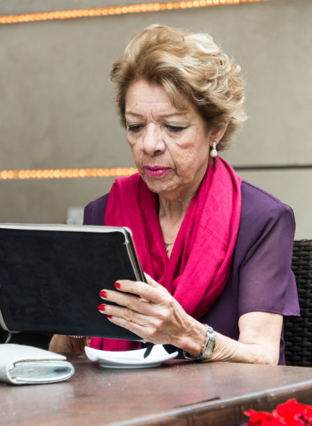 资深女性上网图片下载