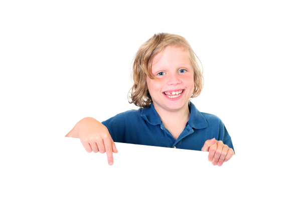 男孩笑着示意图片下载