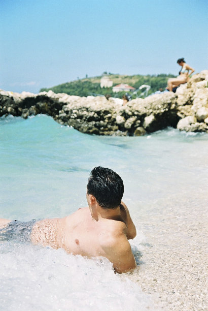 在海滩上休息的男人图片下载