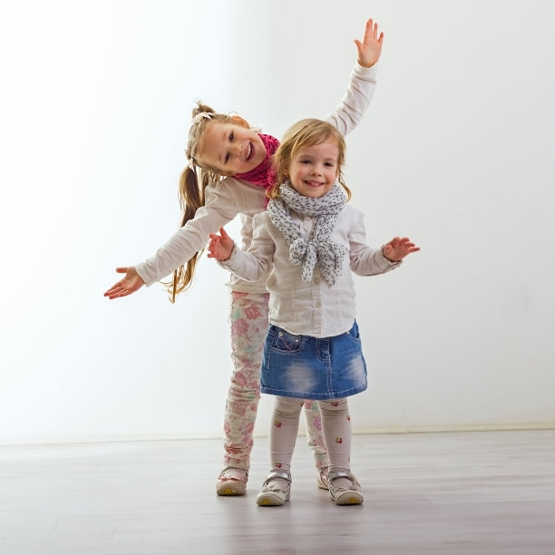 小女孩玩。图片下载