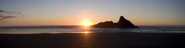 Karekare海滩日落后的岛屿图片下载