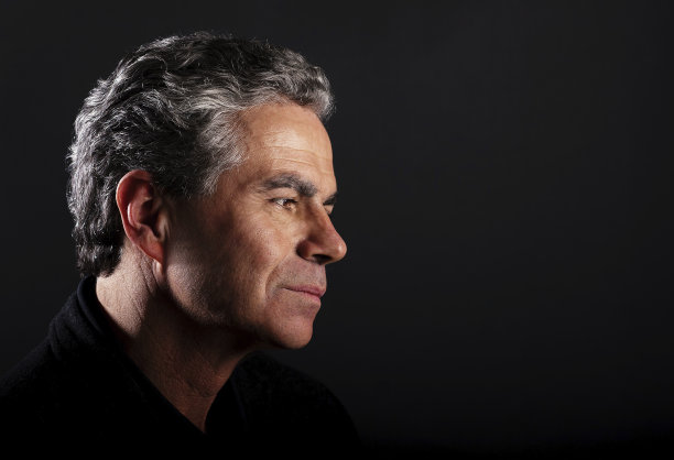 沉思的男性肖像图片下载