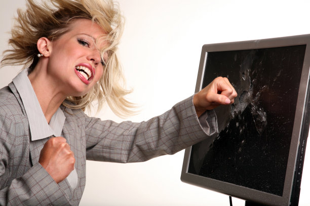 沮丧愤怒的女商人打显示器后电脑崩溃图片下载