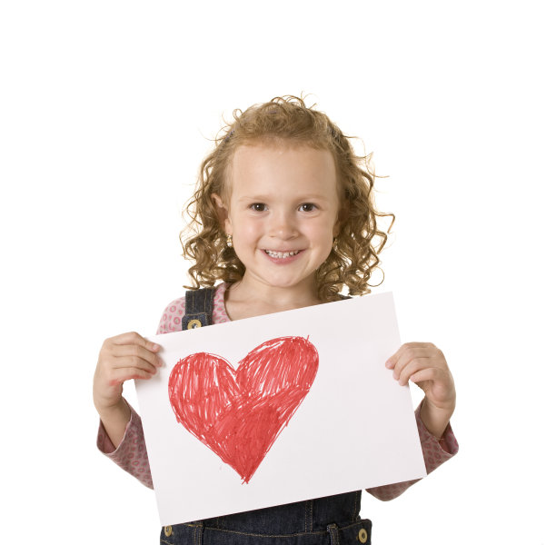 有爱心的小女孩图片下载