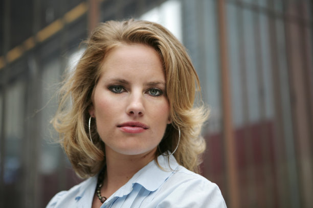 年轻的金发女人图片下载