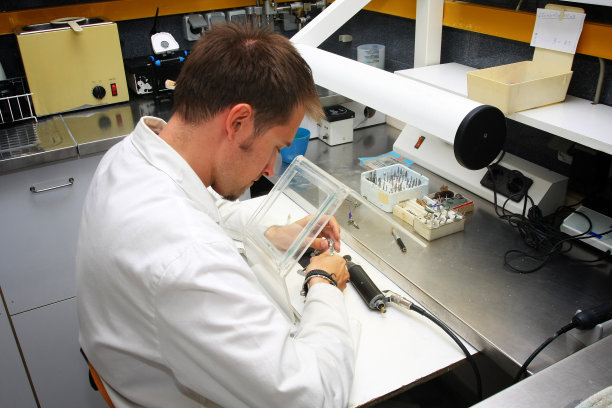 牙科修复的制造…年轻人，牙科技术员图片下载