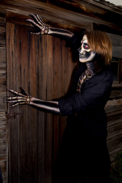 骷髅在门口。图片下载