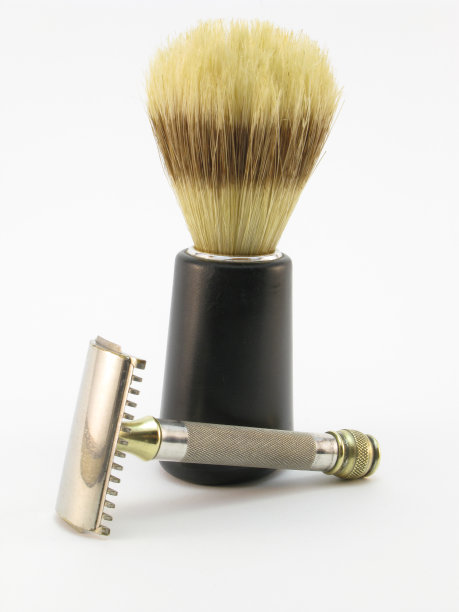 剃须刷和老式安全剃须刀。图片下载