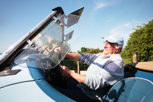 驾驶老式敞篷车图片下载