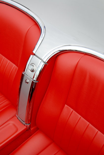 经典红色皮革双座敞篷车图片下载