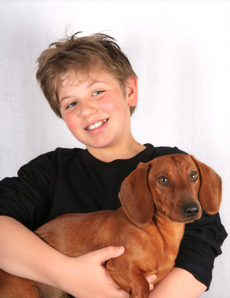 男孩和他的宠物狗图片下载