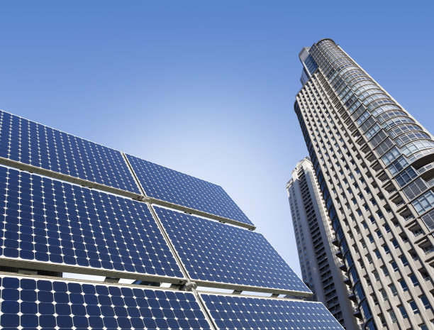 城市塔前的蓝色太阳能电池板图片下载