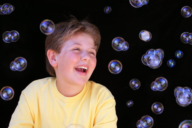 一个被泡泡包围的男生图片下载