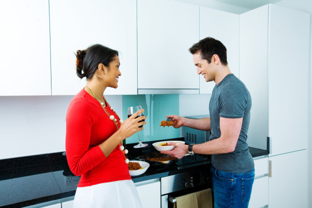 吃晚餐的时间图片下载