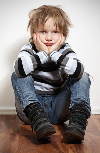 孤独的小男孩图片下载