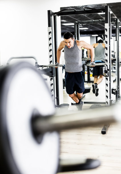 男人在健身俱乐部做运动图片下载