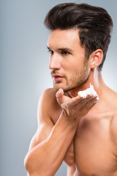 手持剃须膏的男子图片下载