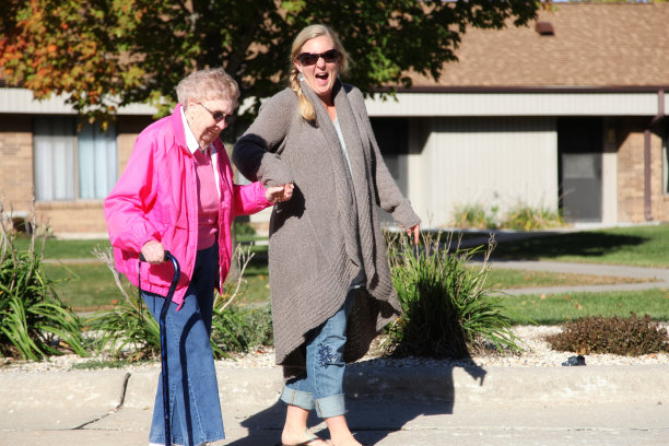 两代美丽健康的女性在户外散步图片下载