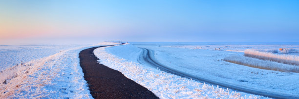荷兰冬天日出时的湖和堤图片下载