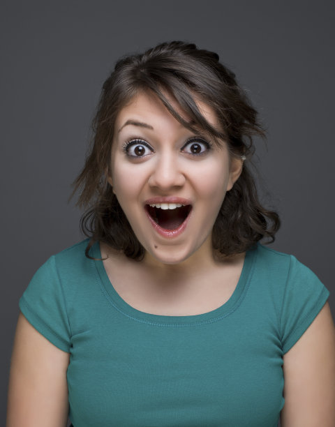 年轻女孩的肖像与惊讶的表情图片下载