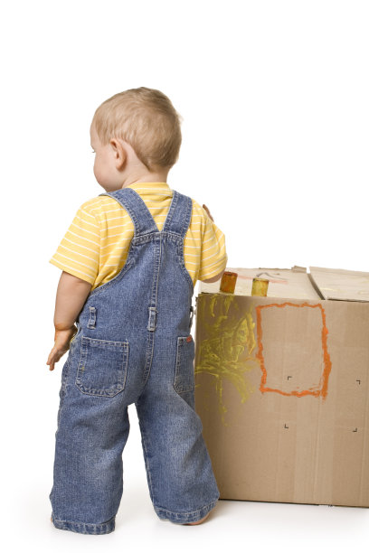 后面是一个正在画盒子的小孩图片下载