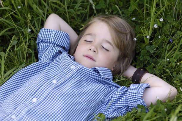小男孩在草地上休息图片下载