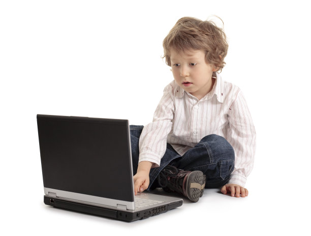 带笔记本电脑的小男孩图片下载