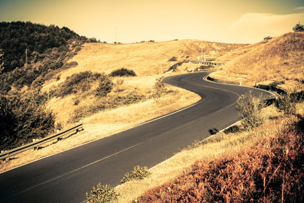 蜿蜒的道路在意大利亚平宁，色调的形象图片下载