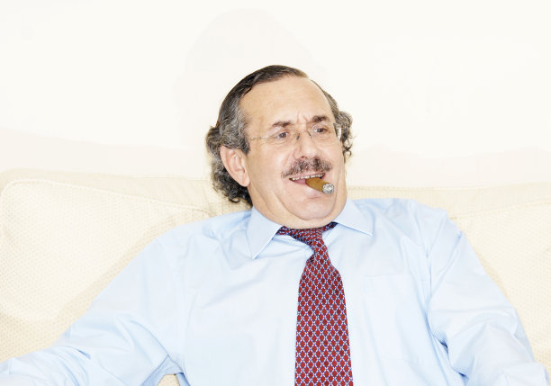 微笑或拿着雪茄愤世嫉俗的长者图片下载