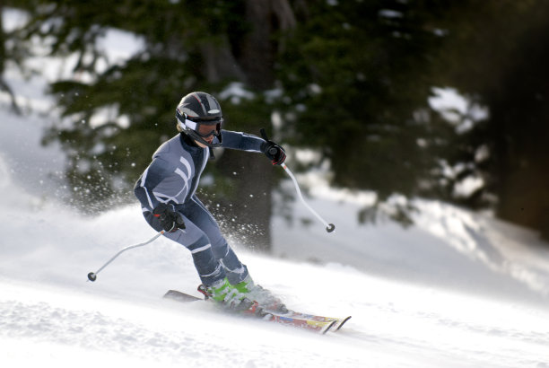 下坡障碍滑雪赛Skiier图片下载