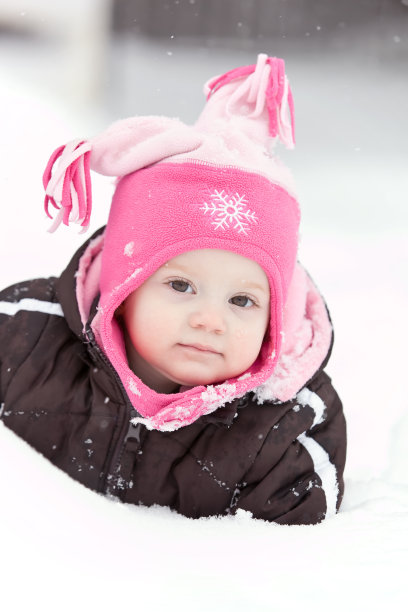 雪中的小女孩图片下载