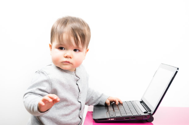 小心小女孩用手提电脑图片下载