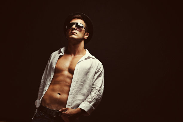 年轻人摆姿势图片下载