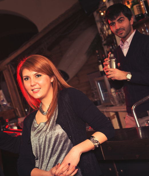 站在吧台边的女人图片下载