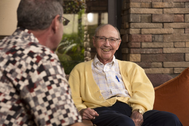 儿子去养老院探望父亲图片下载