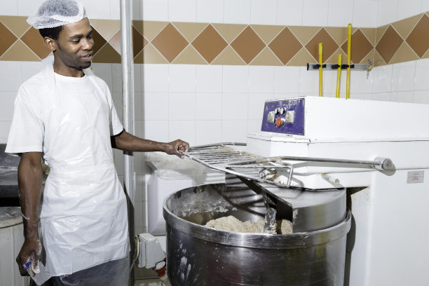 面包师搅拌面团图片下载