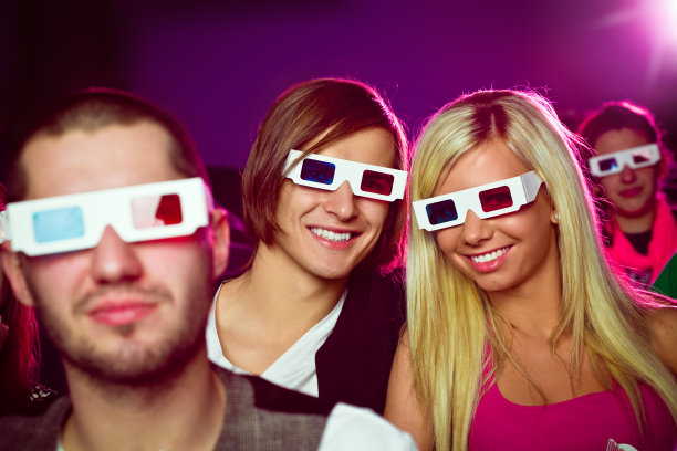 年轻人在3D影院移动图片下载