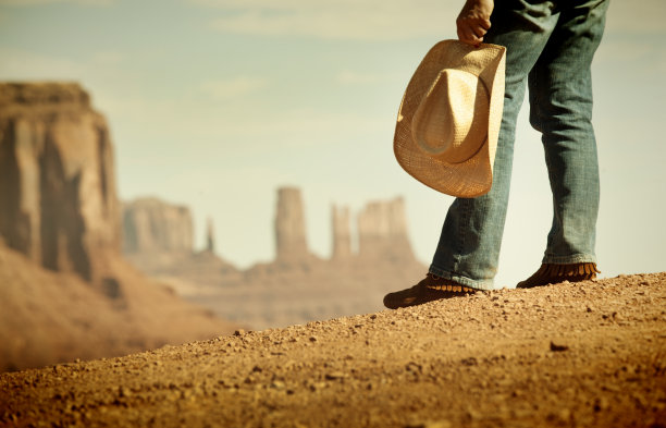 女牛仔在美国西南部旅游，欣赏美景图片下载