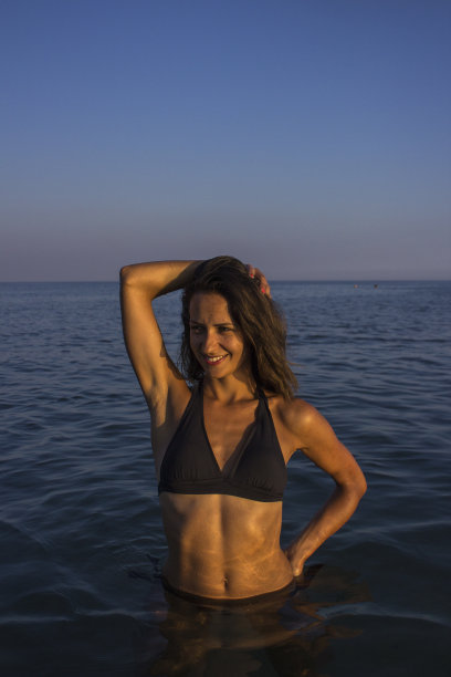 性感的湿棕发在大海摆姿势图片下载