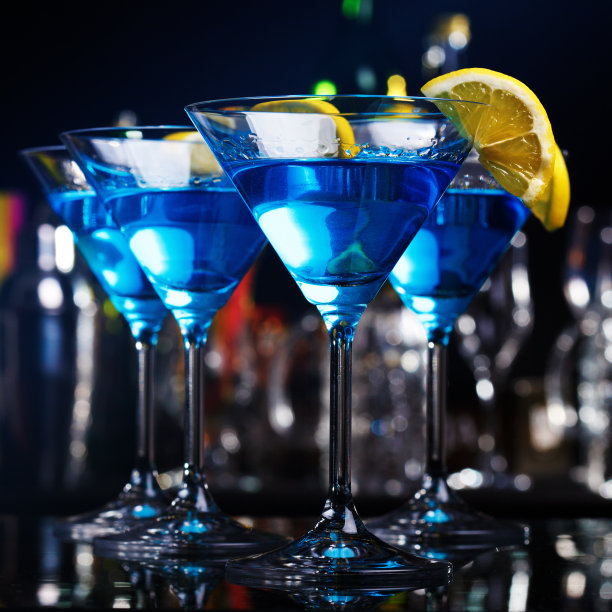 吧台上的蓝色库拉索鸡尾酒图片下载