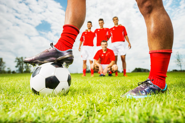 足球上的人腿。图片下载