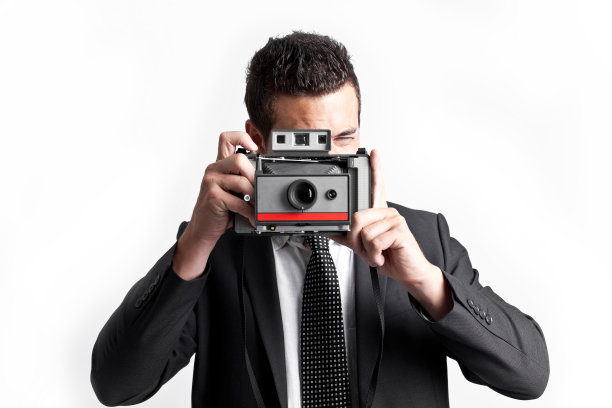 带着复古相机的年轻商人图片下载