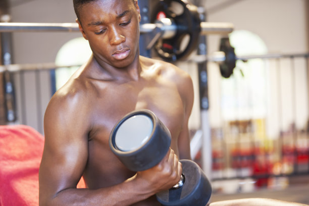 年轻运动员训练二头肌图片下载