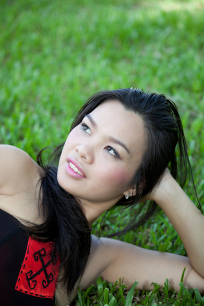 亚洲妇女，穿着传统的越南旗袍图片下载